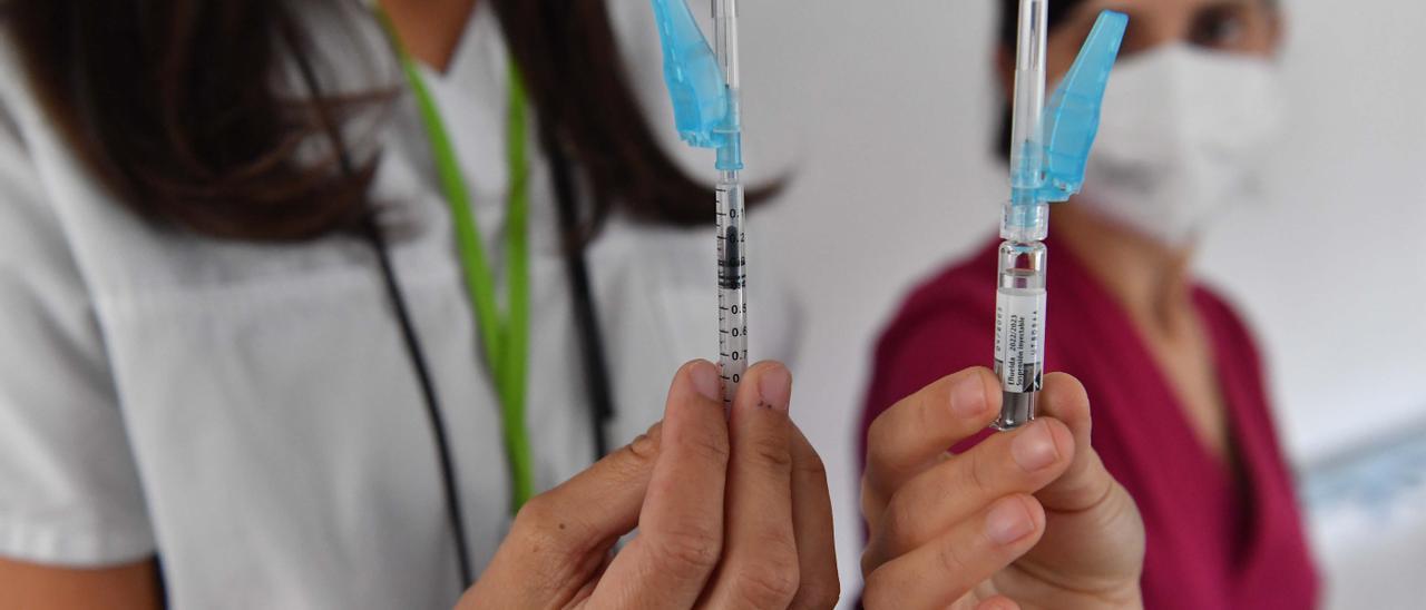 Usuarios que reciben la cuarta dosis contra el COVID y la vacuna contra la gripe.