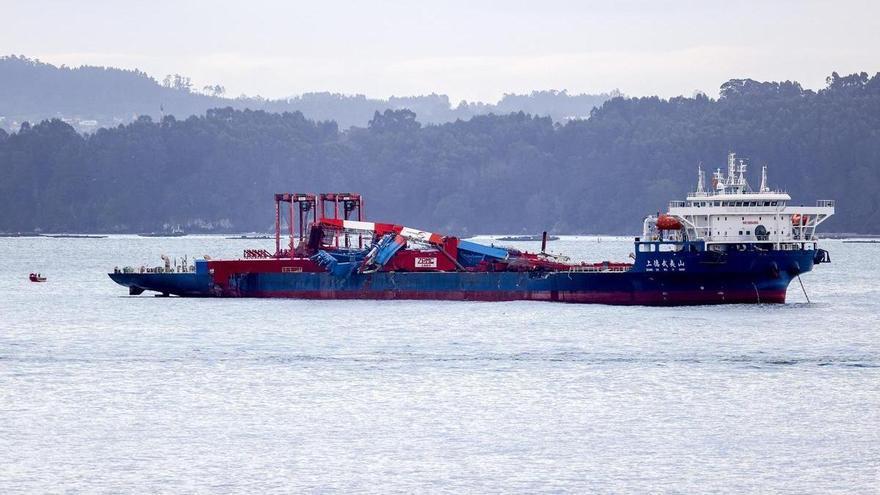 Continúa fondeado en la ría de Ares el carguero que perdió parte de dos grandes grúas pórtico a 58 millas de Cabo Ortegal