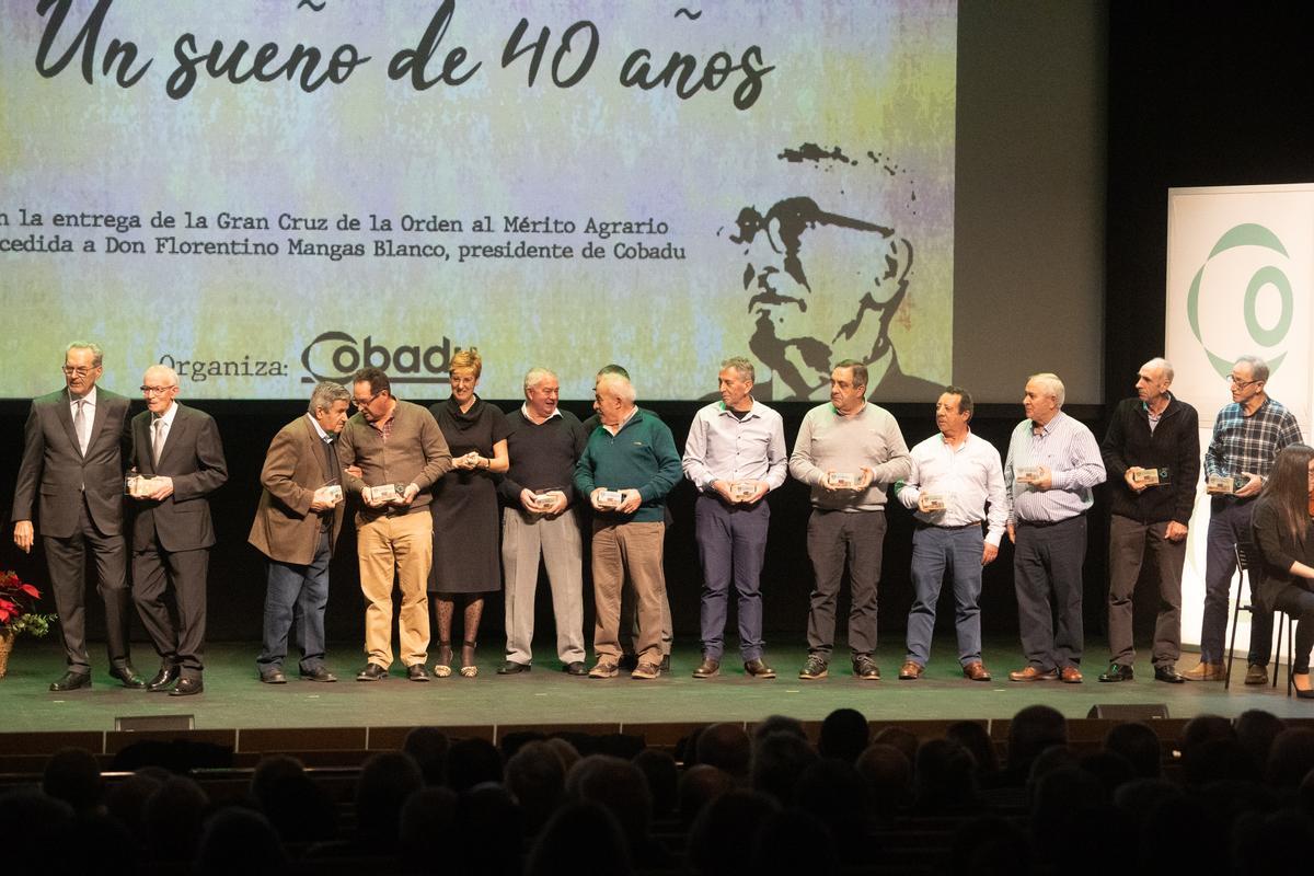 Sánchez Olea y Florentino Mangas, a la izquierda junto algunos de los homenajeados en el acto celebrado en el Ramos Carrión