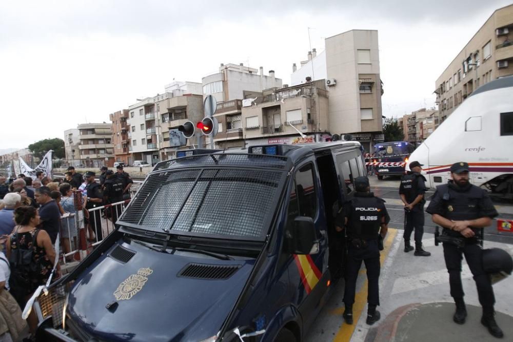 Los manifestantes protestan contra el AVE