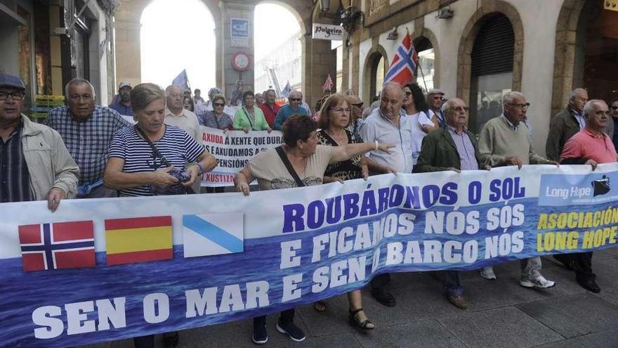 Los marineros de Long Hope en una manifestación en A Coruña.