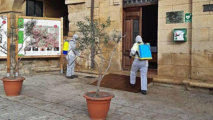 Actuación de desinfección en la Plaza Mayor de la villa.