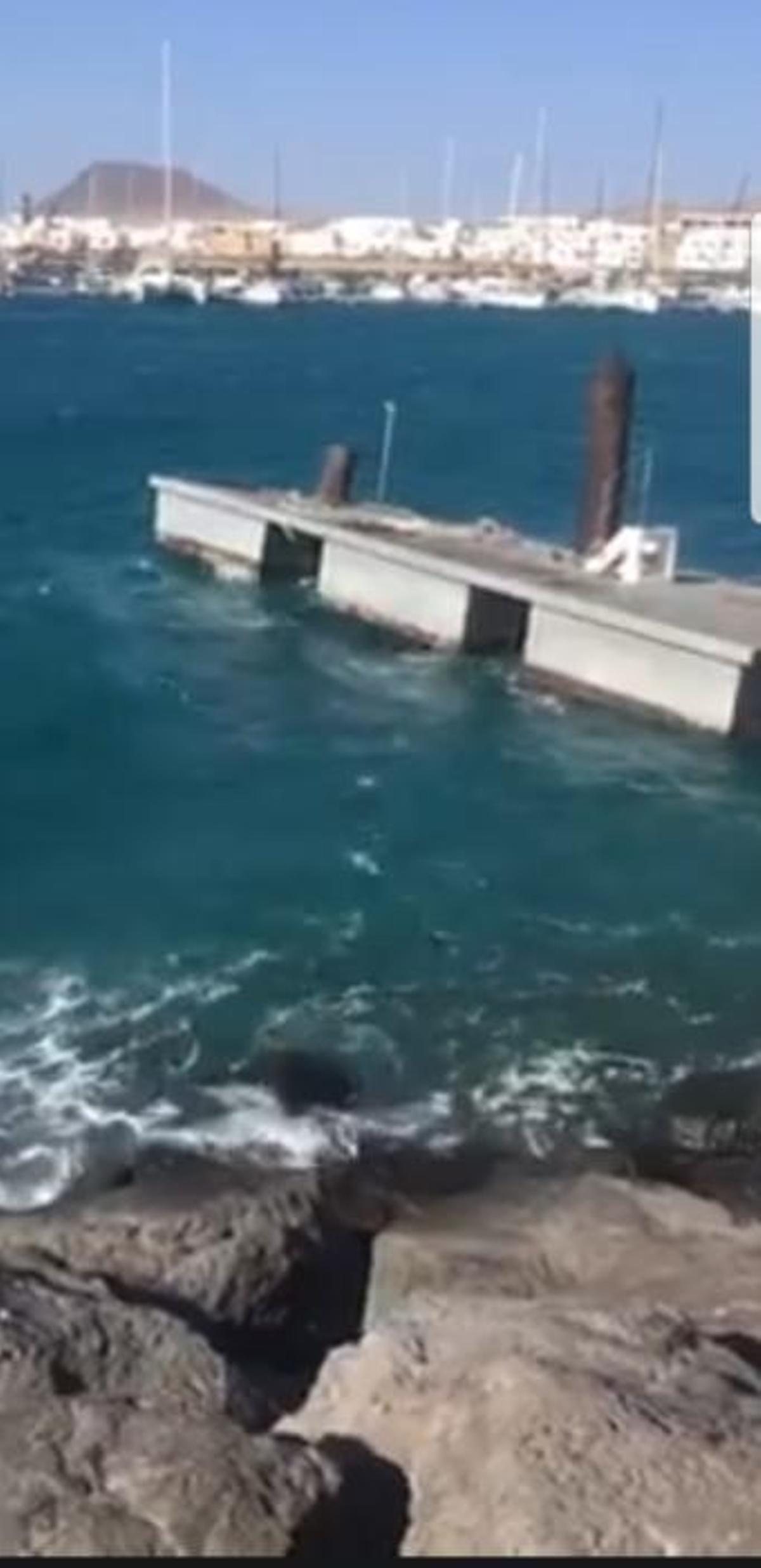 El temporal rompe dos pantalanes en La Graciosa
