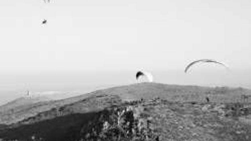 Los extremeños ascienden a la cima del parapente nacional