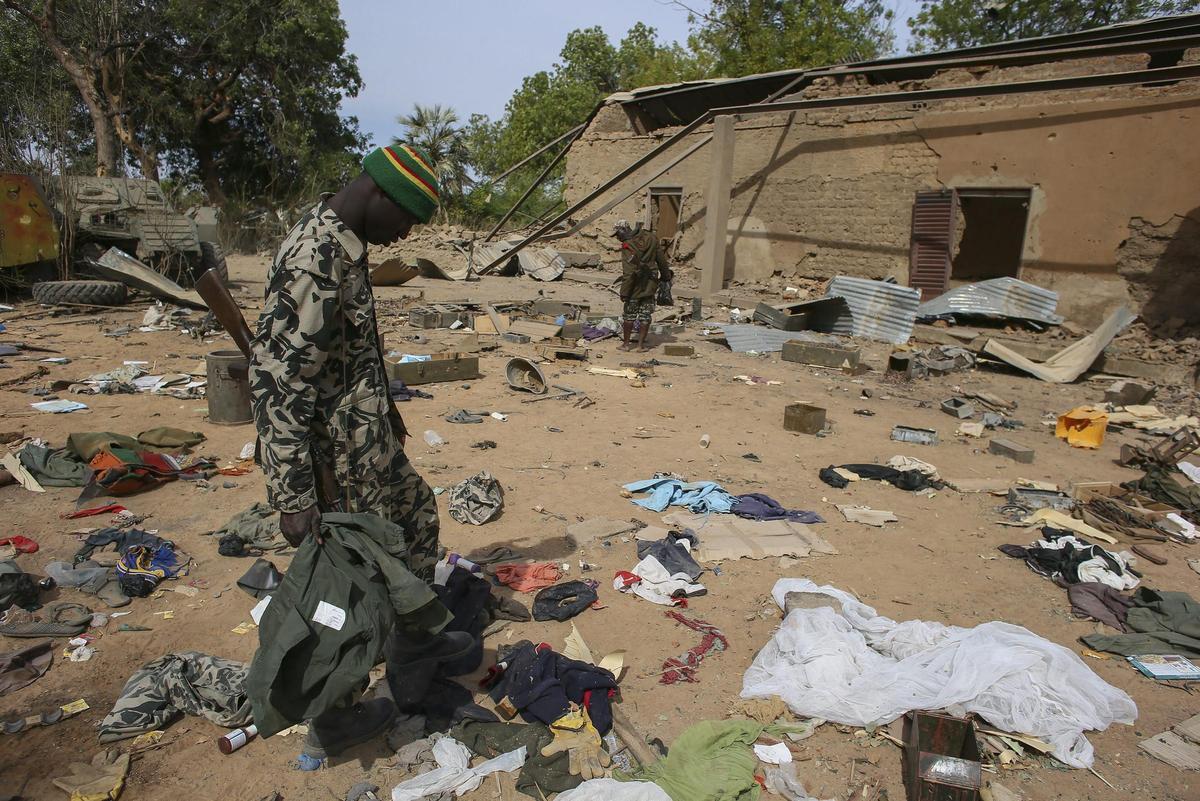 Un soldado maliense camina entre los restos de una base militar tras un ataque islamista.