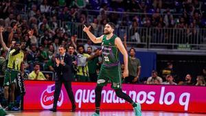 Killian Tillie celebra su primer triple tras la vuelta de lesión.