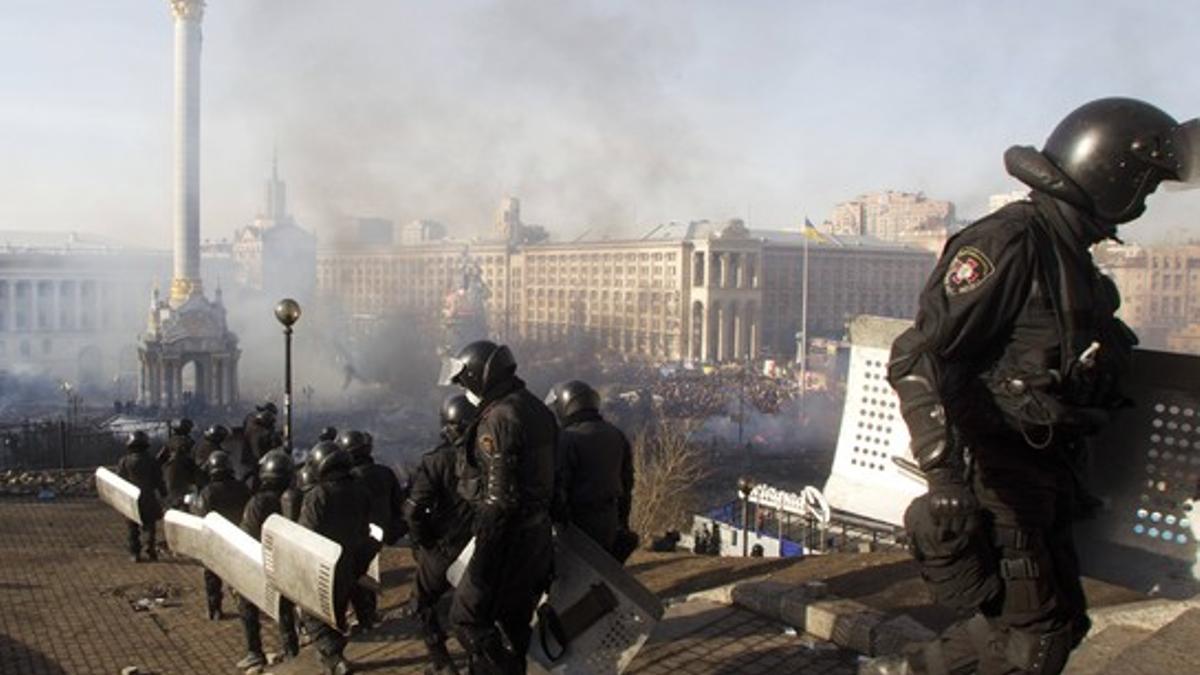 Agentes antidisturbios, en medio de la humareda, este miércoles en la plaza de la Independencia de Kiev.