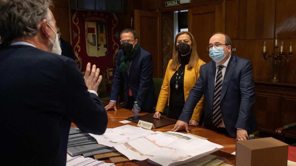 Ángel Blanco, Virginia Barcones y Miquel Iceta conocen el Plan Director de la mano de Leocadio Peláez.