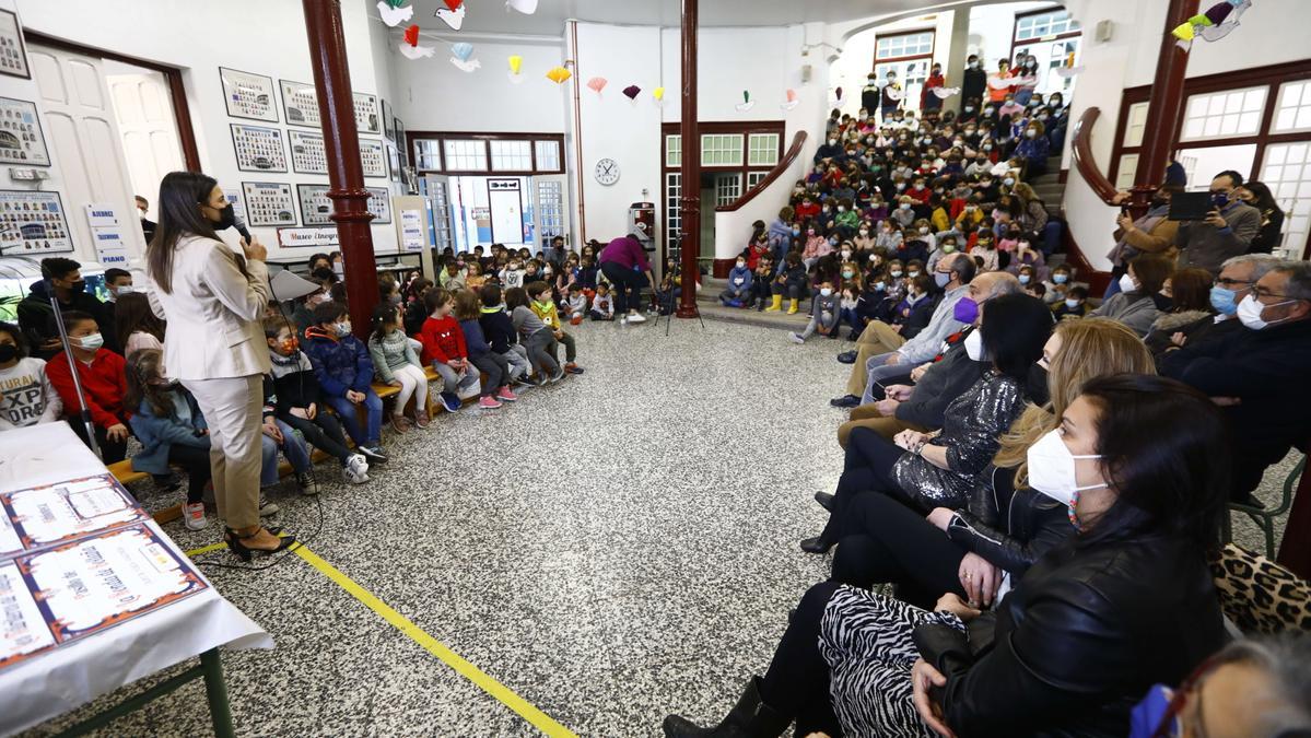 Todos los niños del colegio Gascón y Marín han asistido al homenaje celebrado por el 8M.