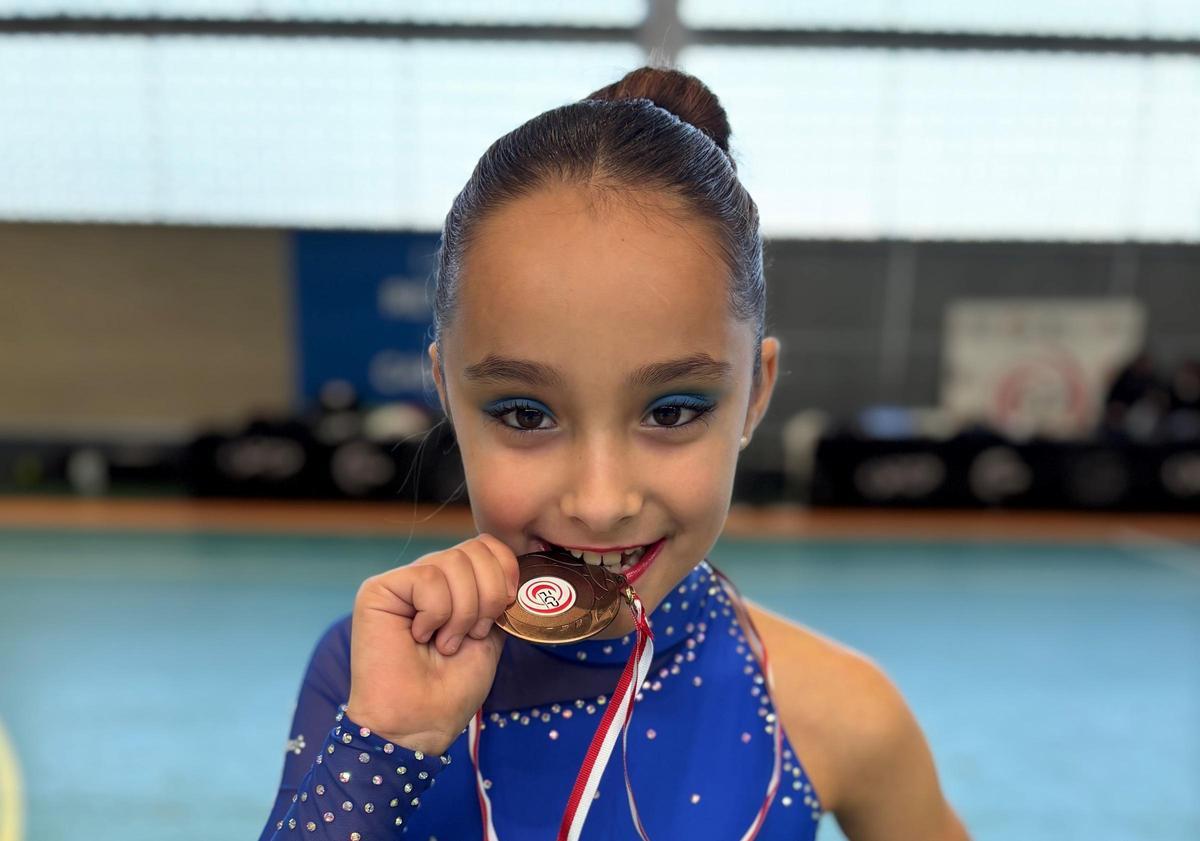 Martina Cabello, patinadora del Virgen de La Luz, con su medalla.