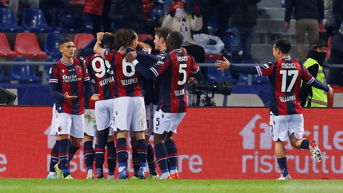 Los jugadores del Bolonia celebran el gol