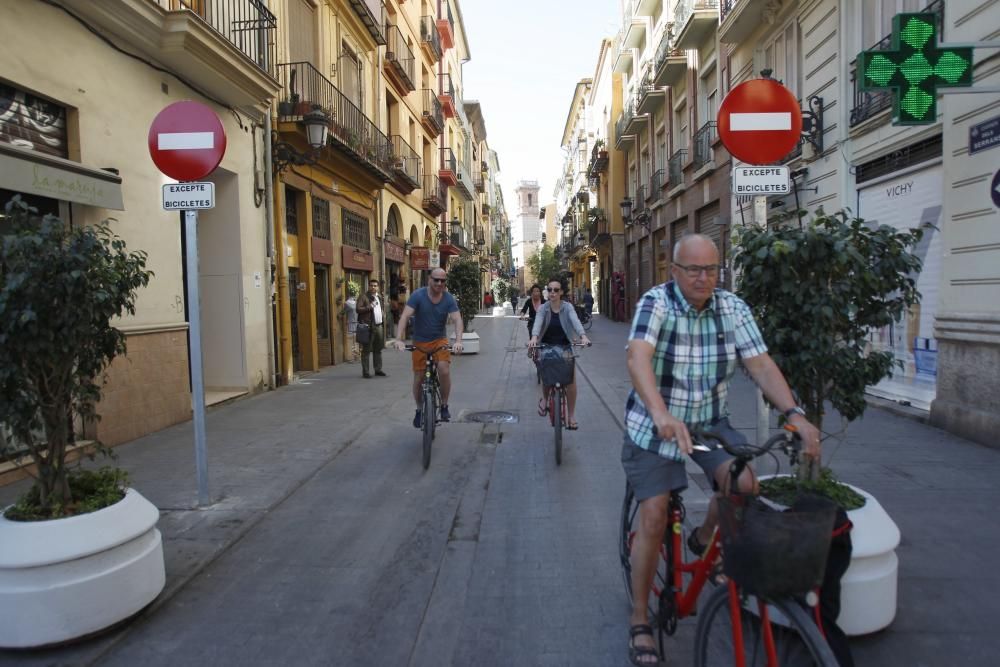 Bicis y peatones toman la calle Serranos.