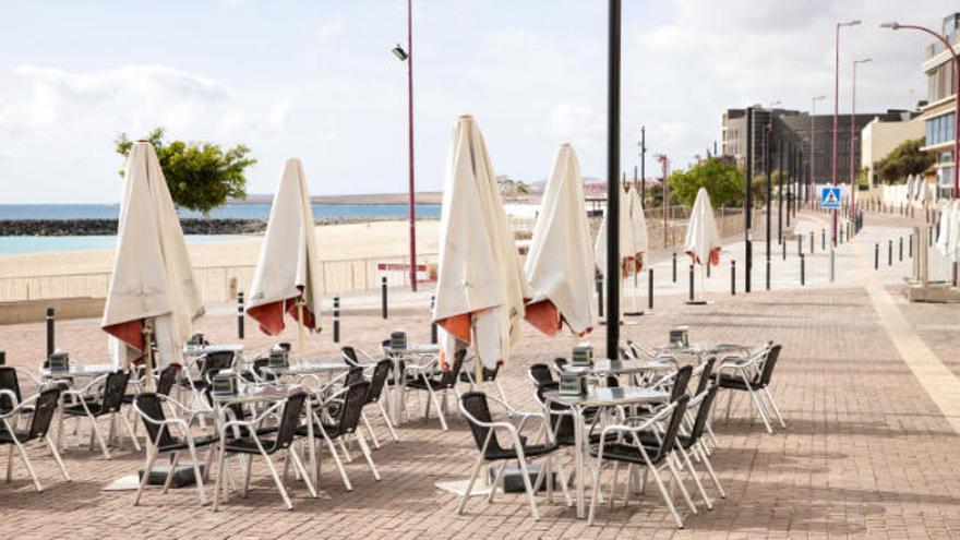 Imagen de la vía peatonal de la playa de Los Pozos, en la capital majorera, totalmente vacía, ayer.