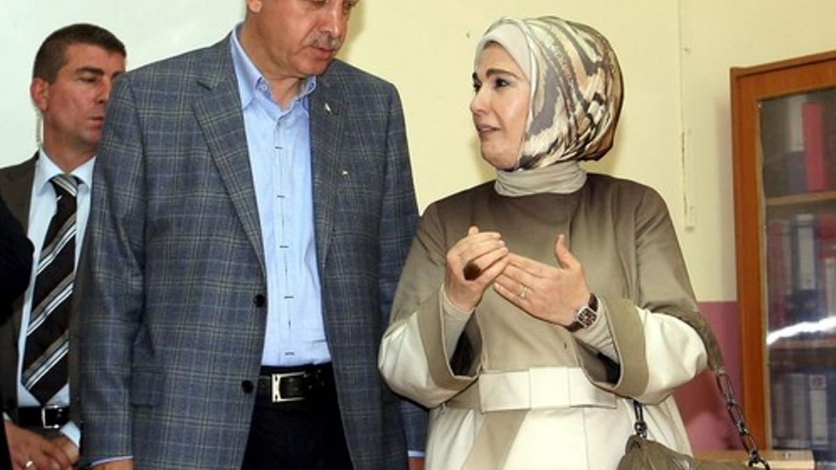 El primer ministro turco Recep Tayyip Erdogan y su esposa Emine Erdogan, con el tradicional hiyab y el bolso de Chanel,conversan tras votar durante el referéndum sobre las enmiendas de la constitución en Estambul