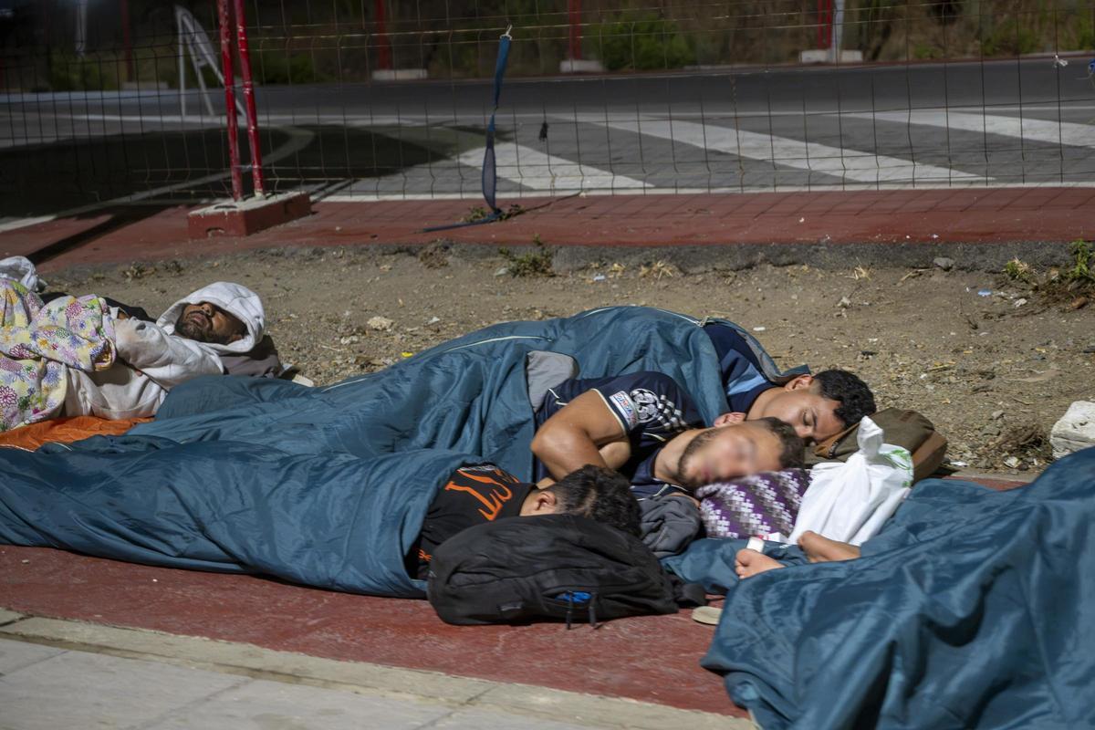 Decenas de migrantes siguen durmiendo en los alrededores de Loma Colmenar (Ceuta) Decenas de migrantes siguen durmiendo en los alrededores de Loma Colmenar (Ceuta)