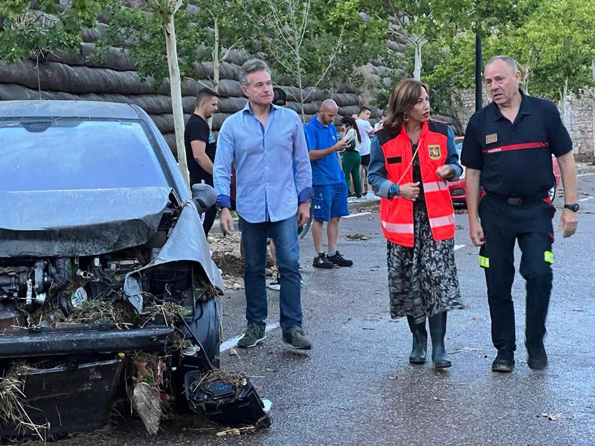 Natalia Chueca y Víctor Serrano, en la zona más afectada de la Z-30.