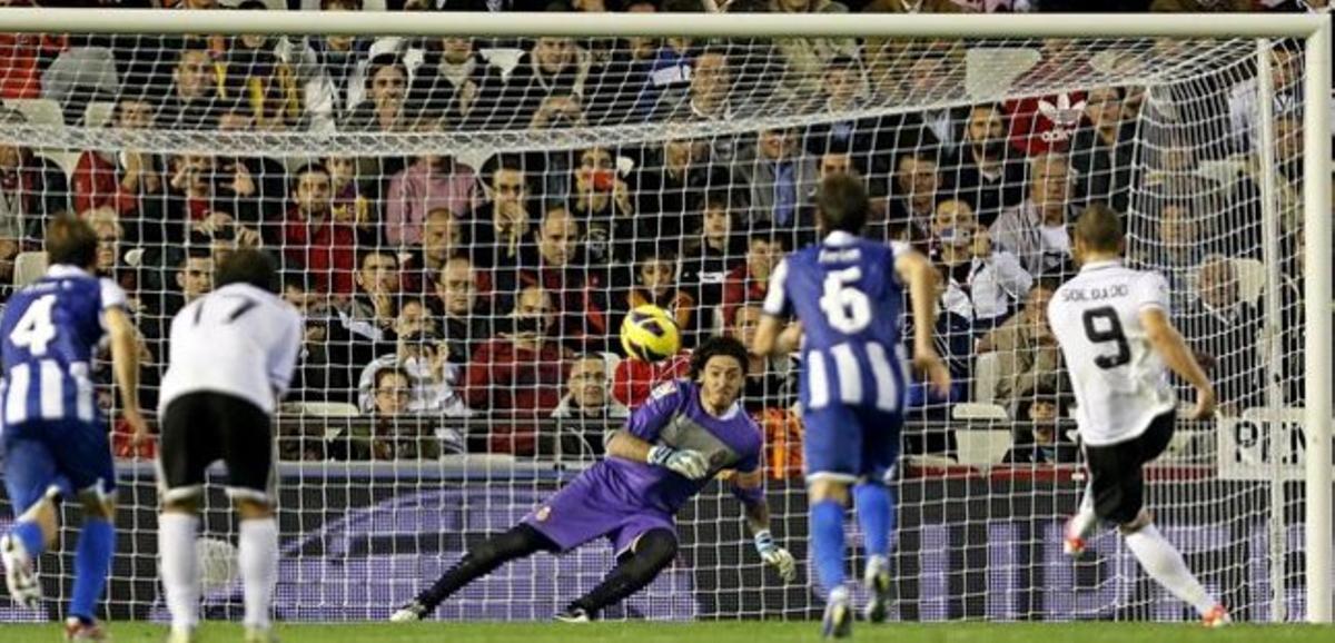 Soldado marca el polèmic penal que va donar la victòria al València davant l’Espanyol. Soldado marca el polèmic penal que va donar la victòria al València davant l’Espanyol.