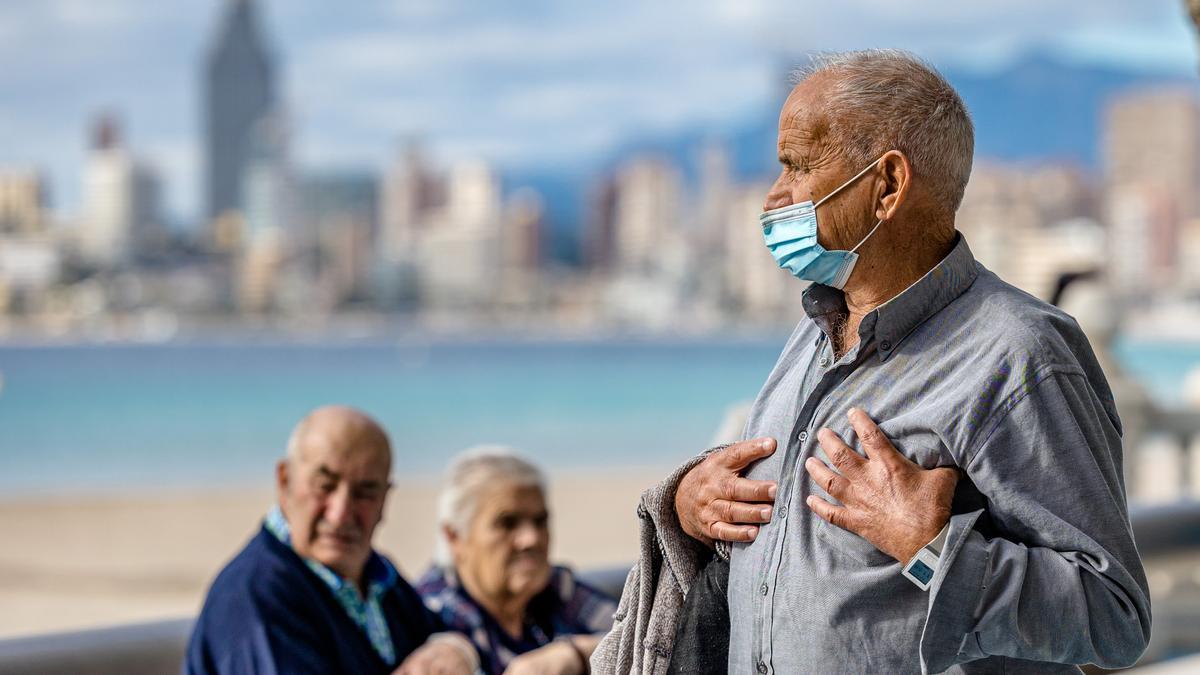 Jubilados en el paseo de Benidorm.