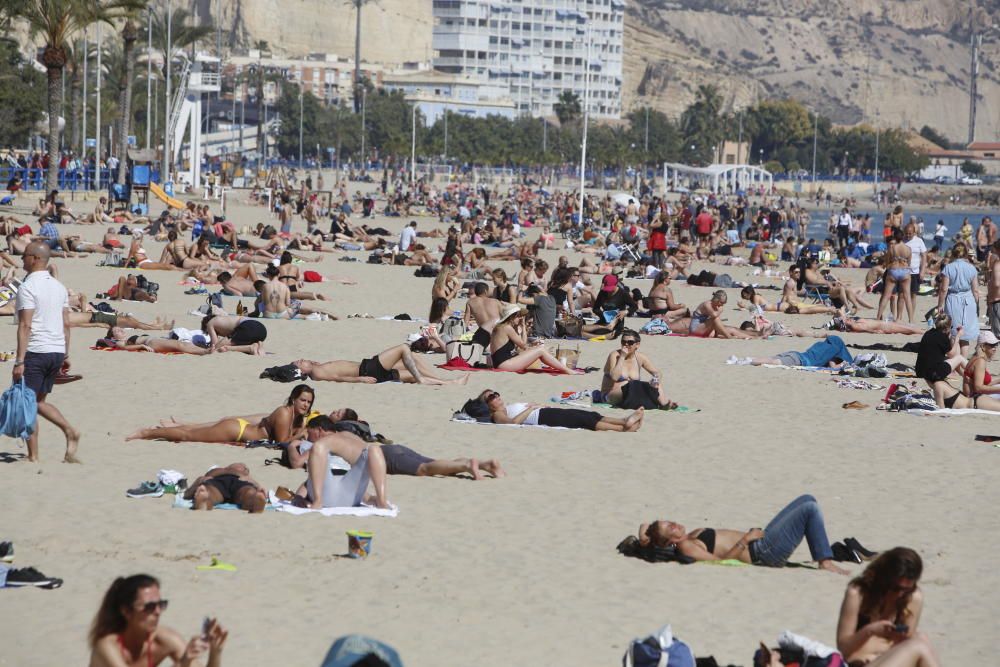 Numerosos bañistas llenan el Postiguet para disfrutar del buen tiempo en Alicante