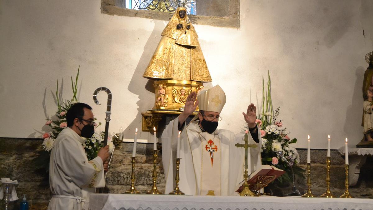 El obispo de Astorga, Jesús Fernández, oficia la primera misa en la ermita de Guadalupe, en Requejo, tras su apertura.