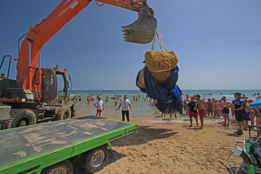 Bala de paja hallada en la playa de Gandia