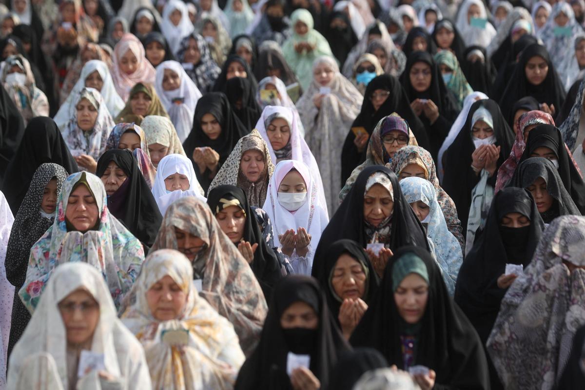 Los musulmanes celebran el fin del Ramadán. Fiesta del Eid al-Fitr en el santuario de Abdol-Azim, en Teherán (Irán).