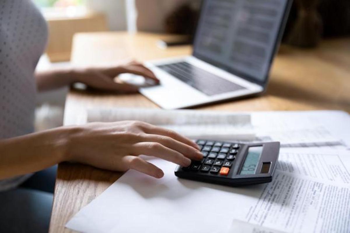 Una persona haciendo cálculos.