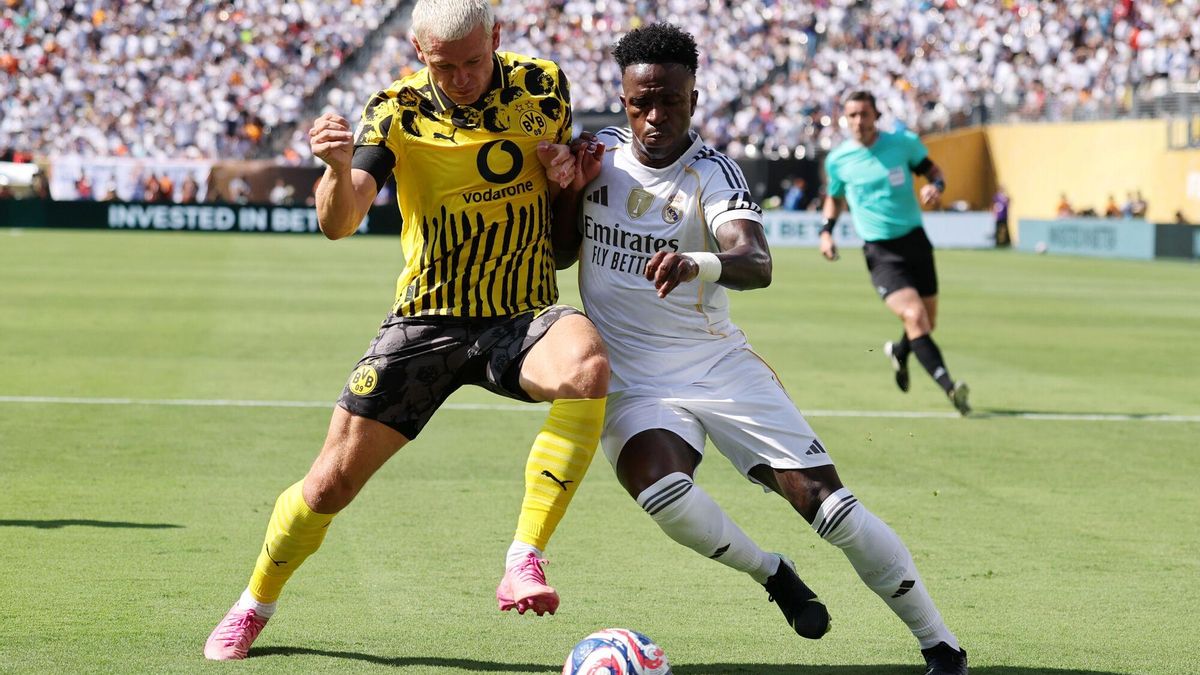 Vinicius pugna por un balón en el duelo de este sábado.