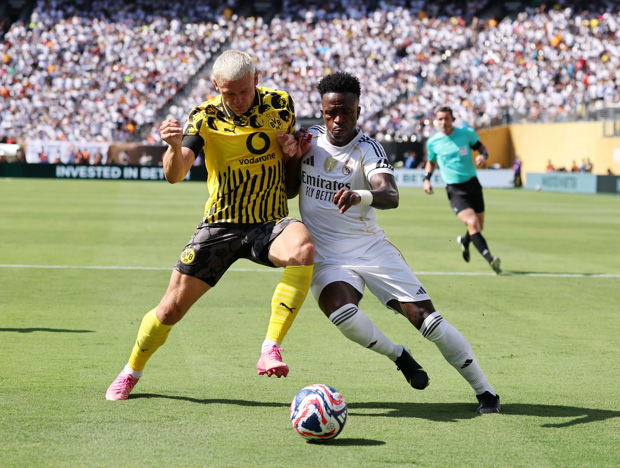 05 July 2025, US, New Jersey: Borussia Dortmund's Julian Ryerson and Real Madrid's Vinicius Junior battle for the ball during FIFA Club World Cup quarter-final match between Real Madrid and Borussia Dortmund at Metlife Stadium. Photo: David Klein/CSM via ZUMA Press Wire/dpa David Klein/CSM via ZUMA Press W / DPA 05/07/2025 ONLY FOR USE IN SPAIN. David Klein/CSM via ZUMA Press W / DPA;sports;soccer;football;FIFA Club World Cup - Real Madrid vs Borussia Dortmund;
