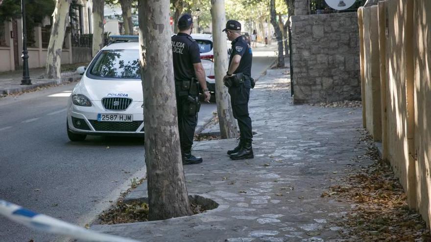 Agentes de la Policía Local de Esporles junto al hostal donde falleció el lunes la menor.