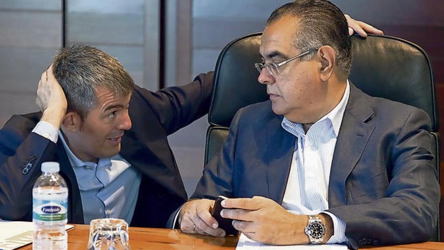 El presidente canario conversa con el presidente de la Confederación de Empresarios de Santa Cruz de Tenerife CEOE, José Carlos Francisco.