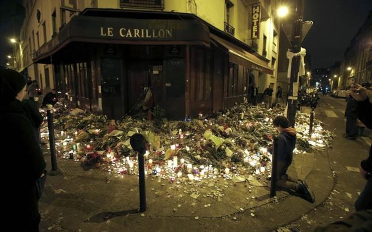 Una persona resa davant la porta del restaurant Le Carillon.