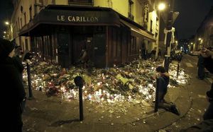 Una persona resa davant la porta del restaurant Le Carillon.