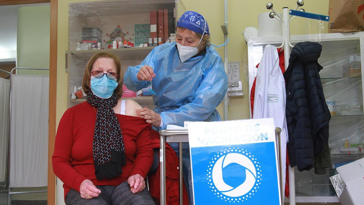 Una vecina del barrio de A Ponte de la ciudad se vacuna en el centro de salud. //IÑAKI OSORIO