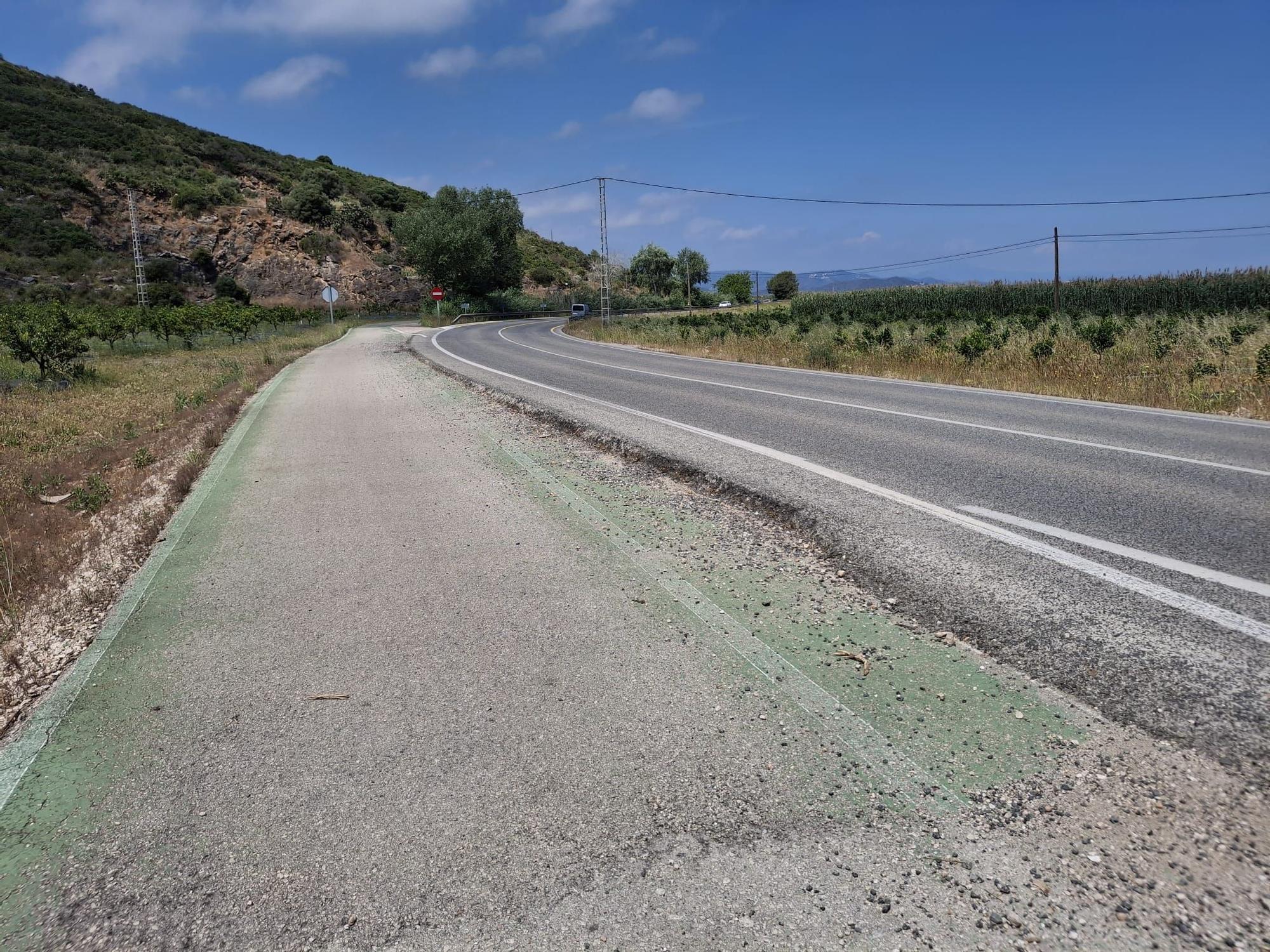 El deteriorado carril bici de El Verger a Pego y el peligroso cruce de Monte Pego