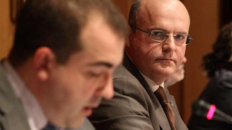 Manuel Baltar observa al secretario, Francisco Cacharro, durante su intervención.  // Jesús Regal