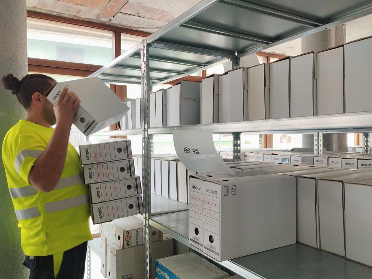 El traslado del Archivo Municipal de Grado, en imágenes.