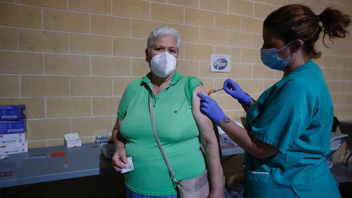 Francisca Ruiz, trasplantada de hígado, en el momento de vacunarse.