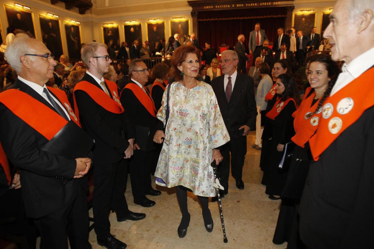 La exministra Carmen Alborch recibe la Medalla de la Universitat de València