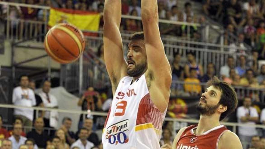 Gasol realiza un mate ante un rival.