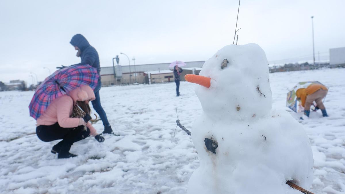 Juegos con la nieve en una imagen en el interior de hace justo un año