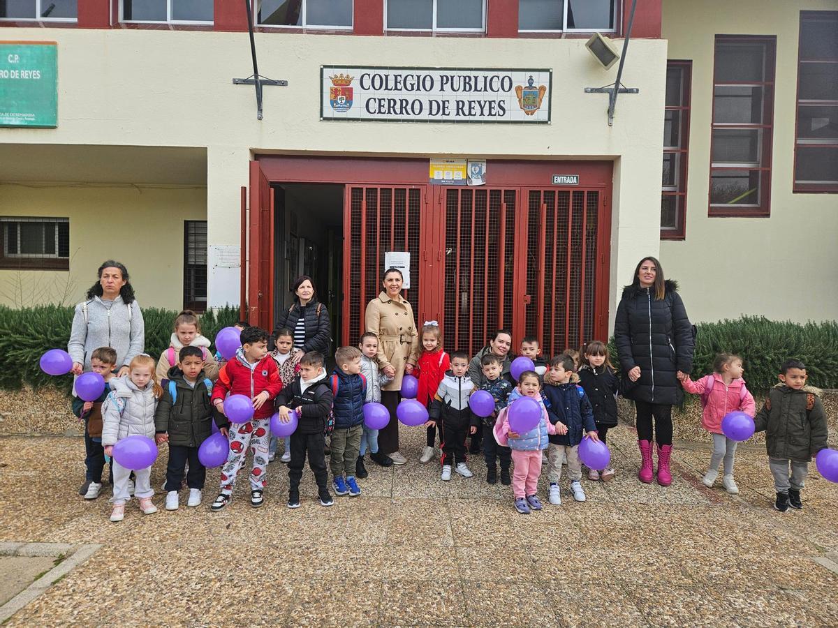 FOTOS | Alumnos de los colegios Cerro de Reyes y Pastor Sito pintan de violeta el barrio por el 8M
