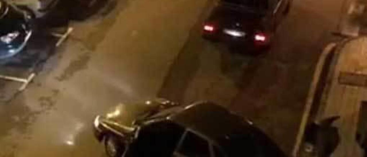 Una imagen del vídeo que muestra el robo de la joyería, con uno de los ladrones a punto de entrar en el coche equivocado.