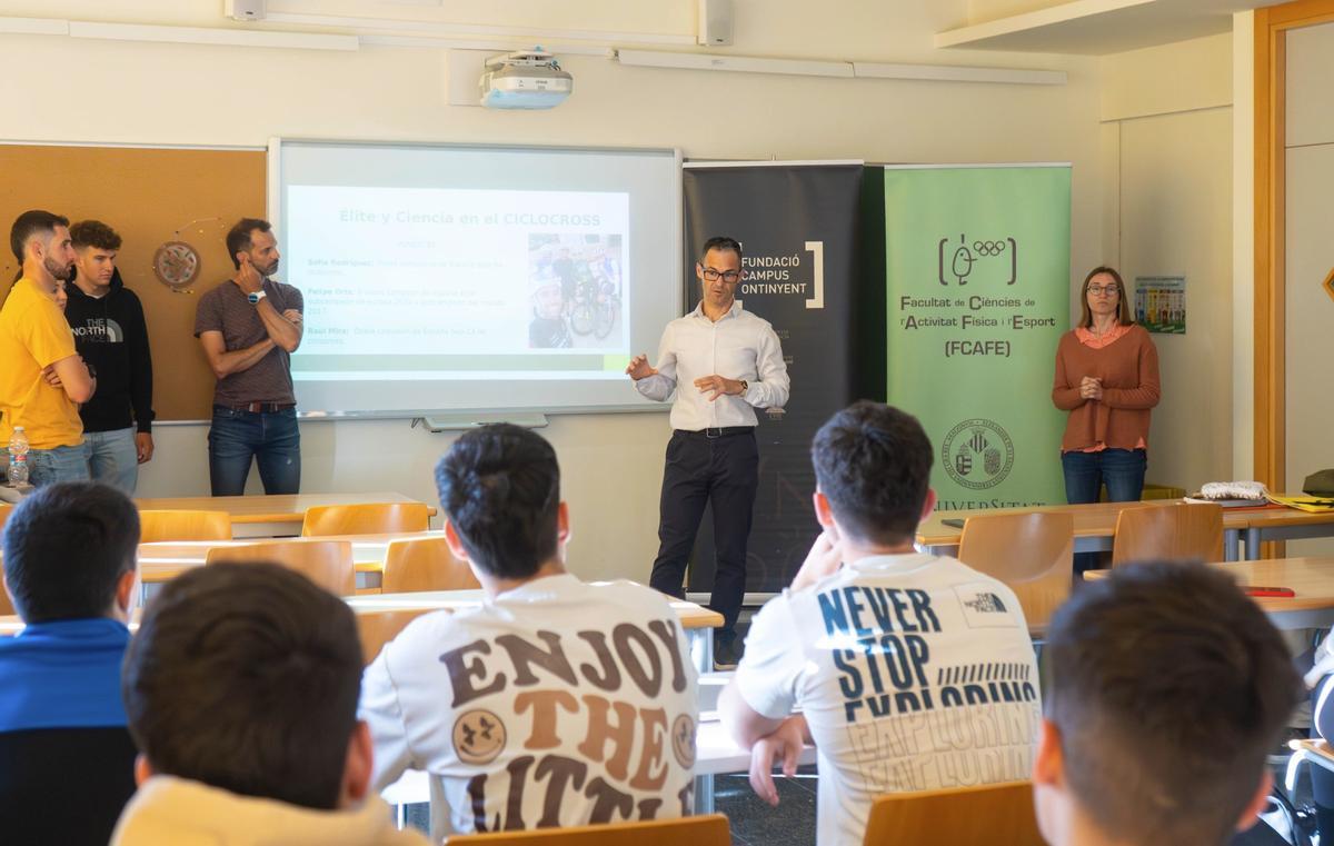 El regidor de Deportes, Ferran Gandia, ante el alumnado del campus.