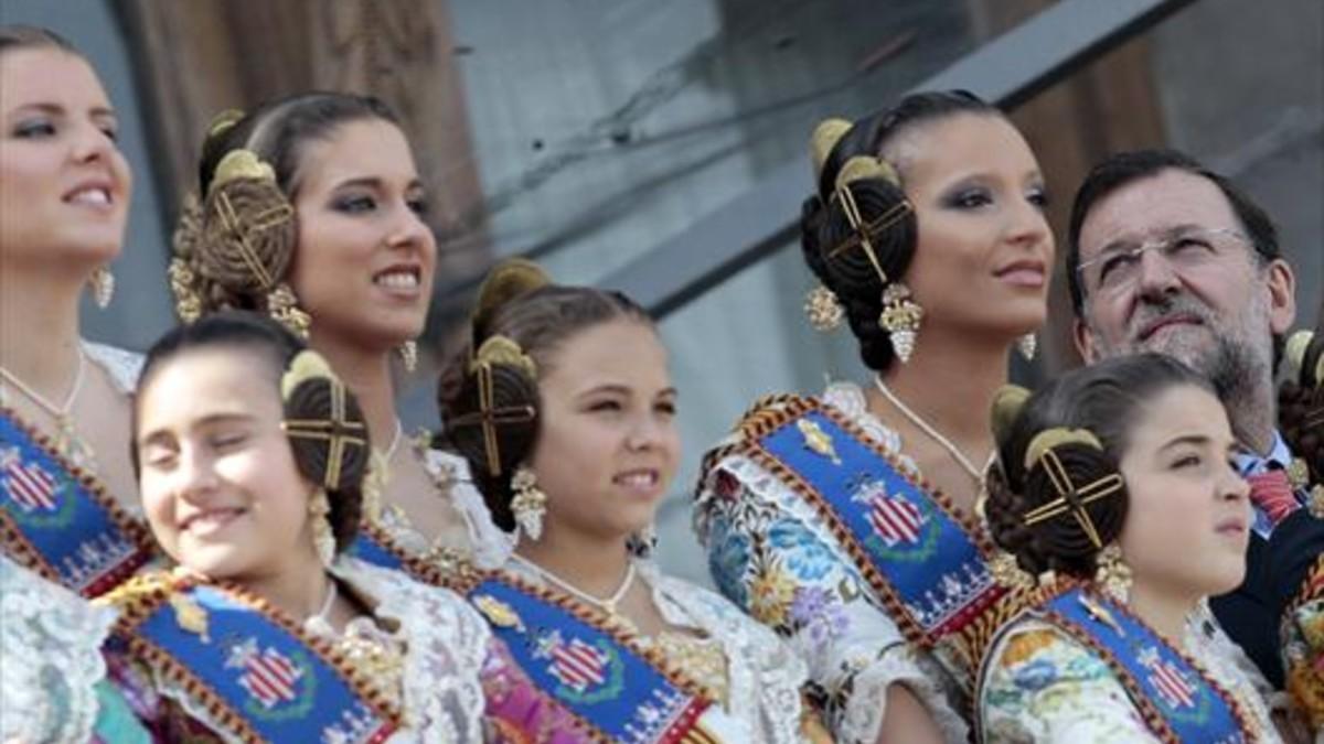 Un grupo de falleras en el balcón del Ayuntamiento de València, en el 2008.