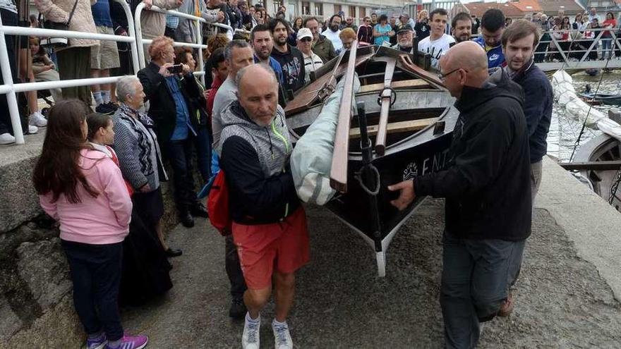 A Illa volveu volcarse na reivindicación das nosas letras e na conservación dos barcos tradicionais, como cada 17 de Maio. // Noé Parga