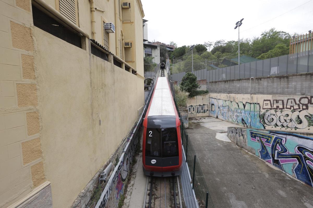 Evacuats una vintena de passatgers pel túnel del funicular de Montjuïc per una incidència Evacuats una vintena de passatgers pel túnel del funicular de Montjuïc per una incidència