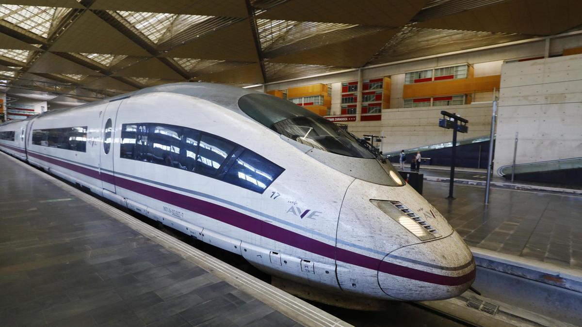 Un tren AVE en la Estación Delicias de Zaragoza