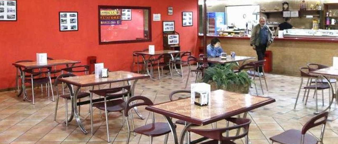 La cafetería de la estación de autobuses, ayer, sin clientes debido a la huelga de transporte. // Alba Villar