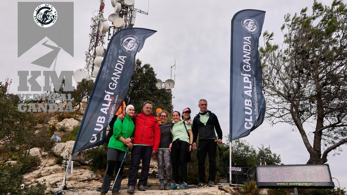 Participantes en la cima del Mondúber en 2023
